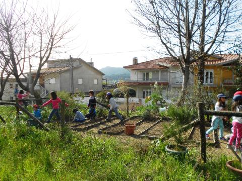 A horta antes das plantações de primavera a ser preparada pelos alunos.